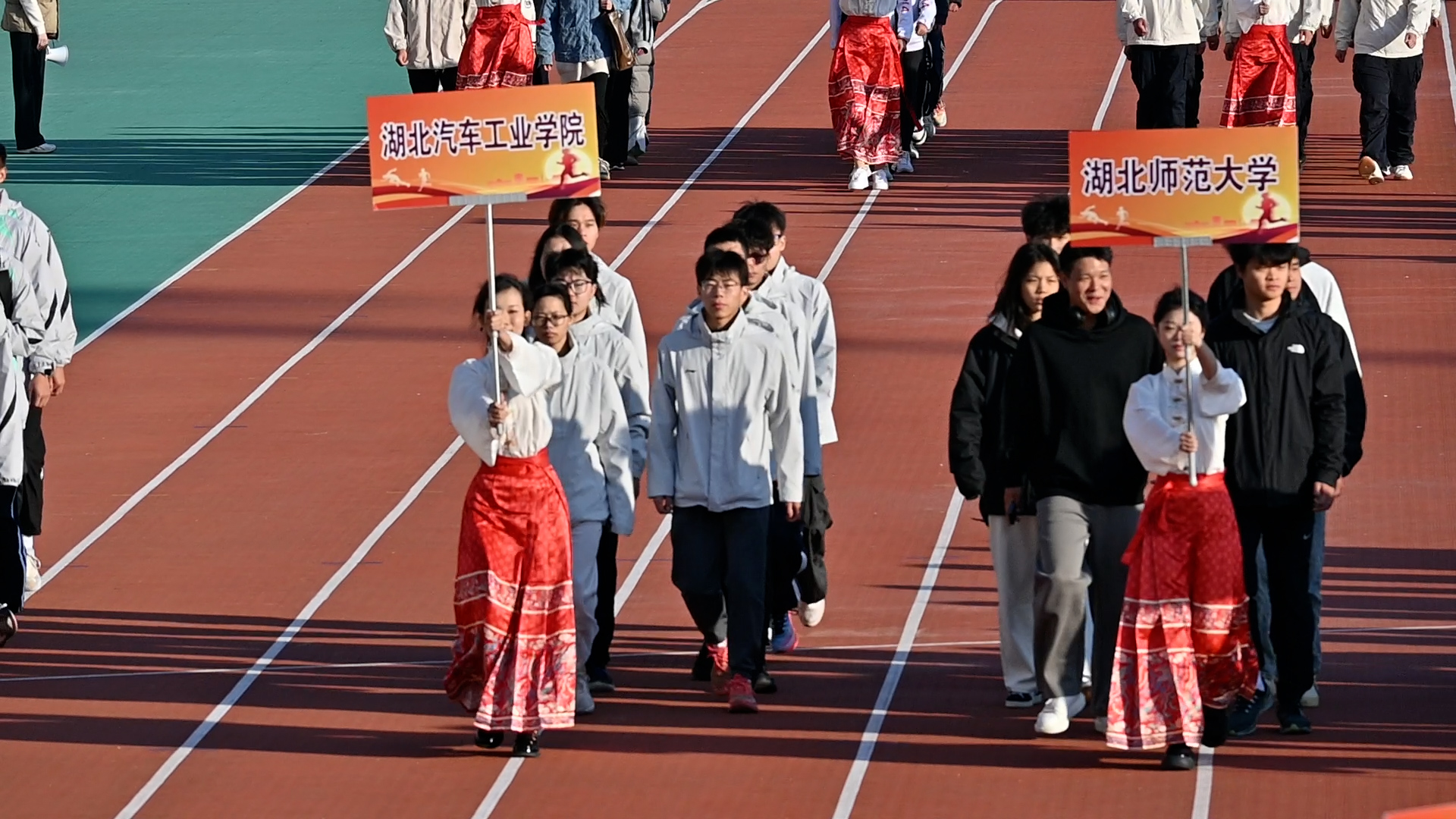  禁漫
田径队在中南财大参加2024年湖北省大学生田径运动会开幕式入场