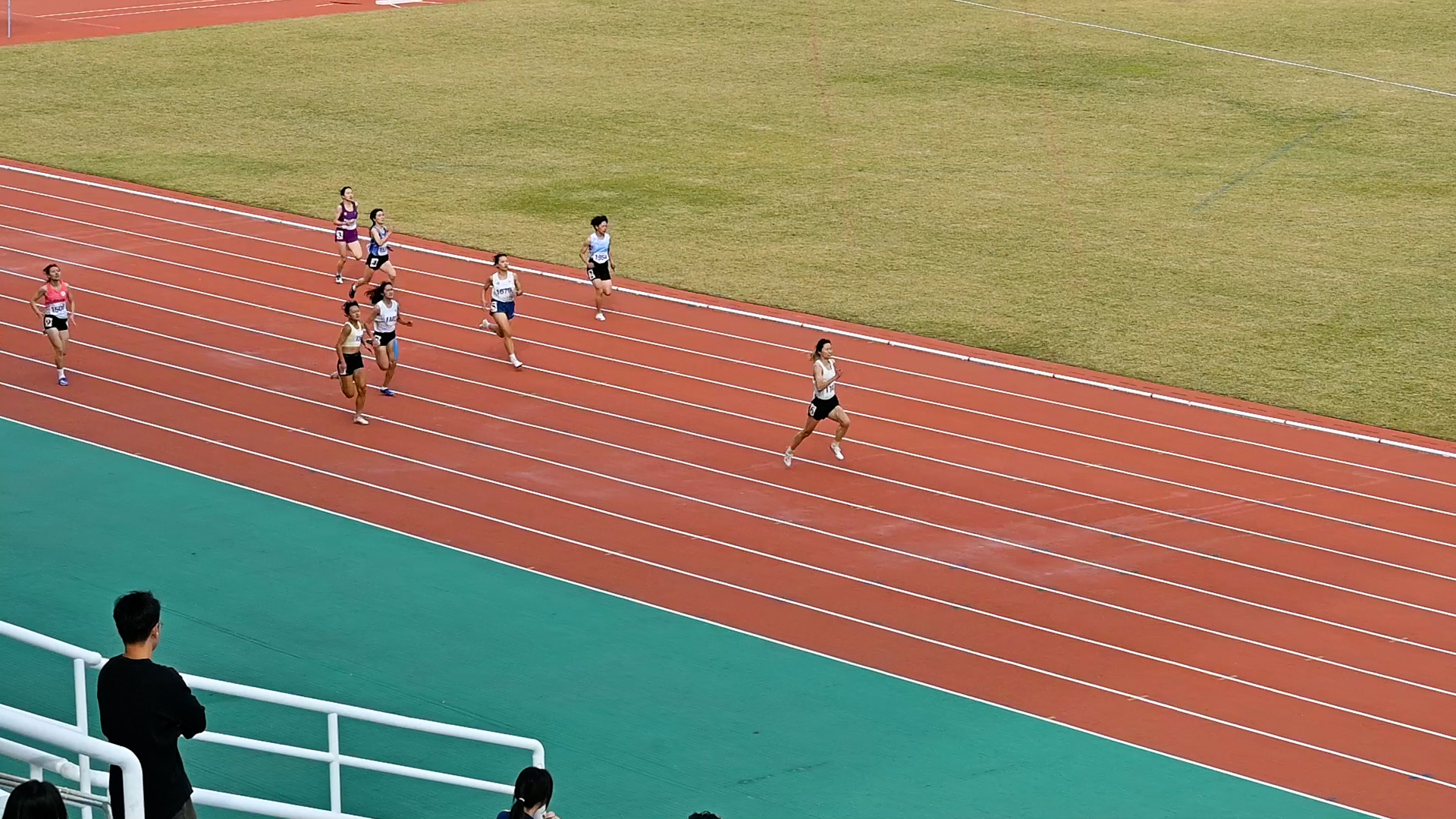 校运动员余茜在女子甲组100米决赛中