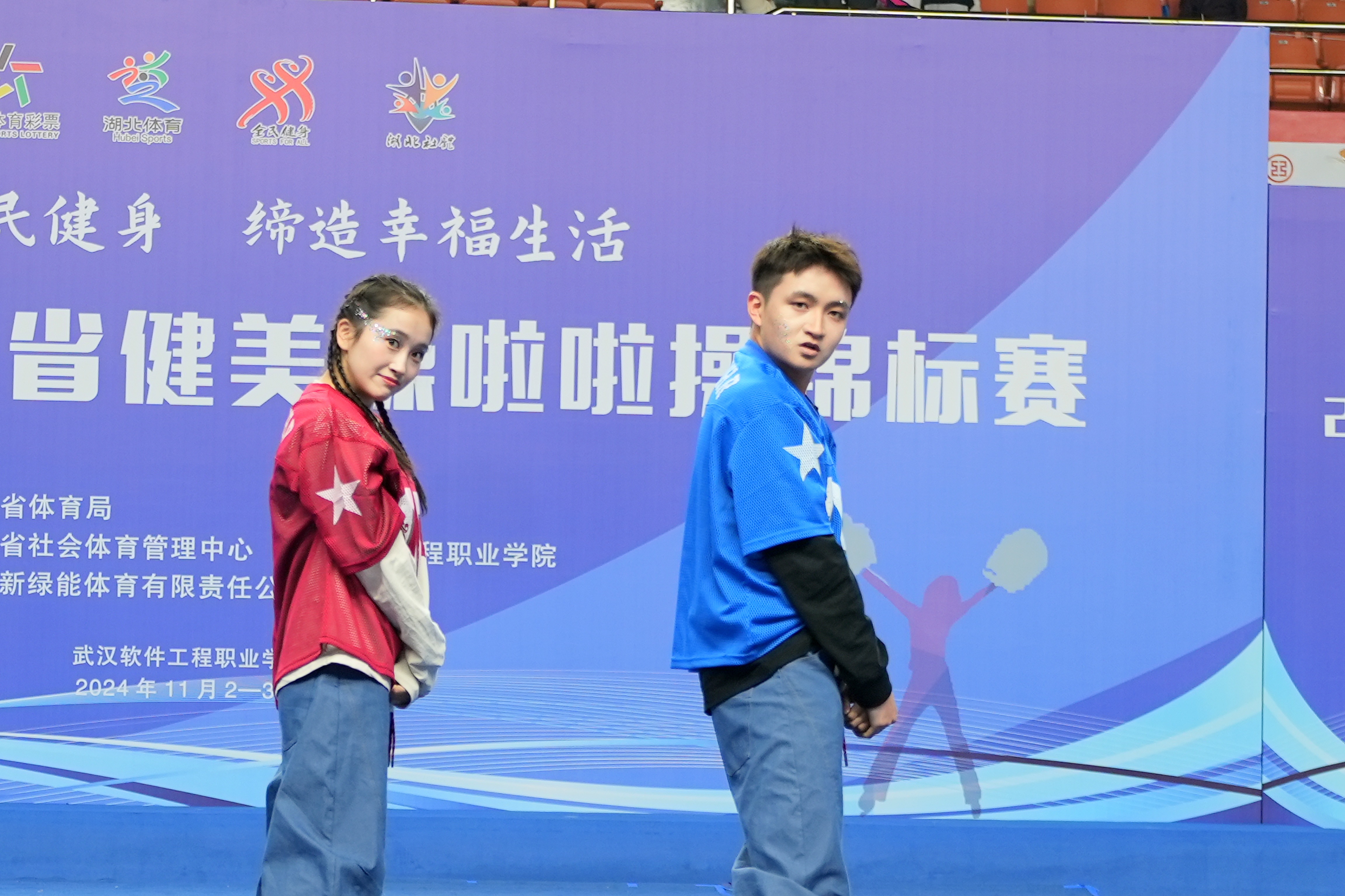 双人街舞比赛中肖春雨（女）、邓博（男）