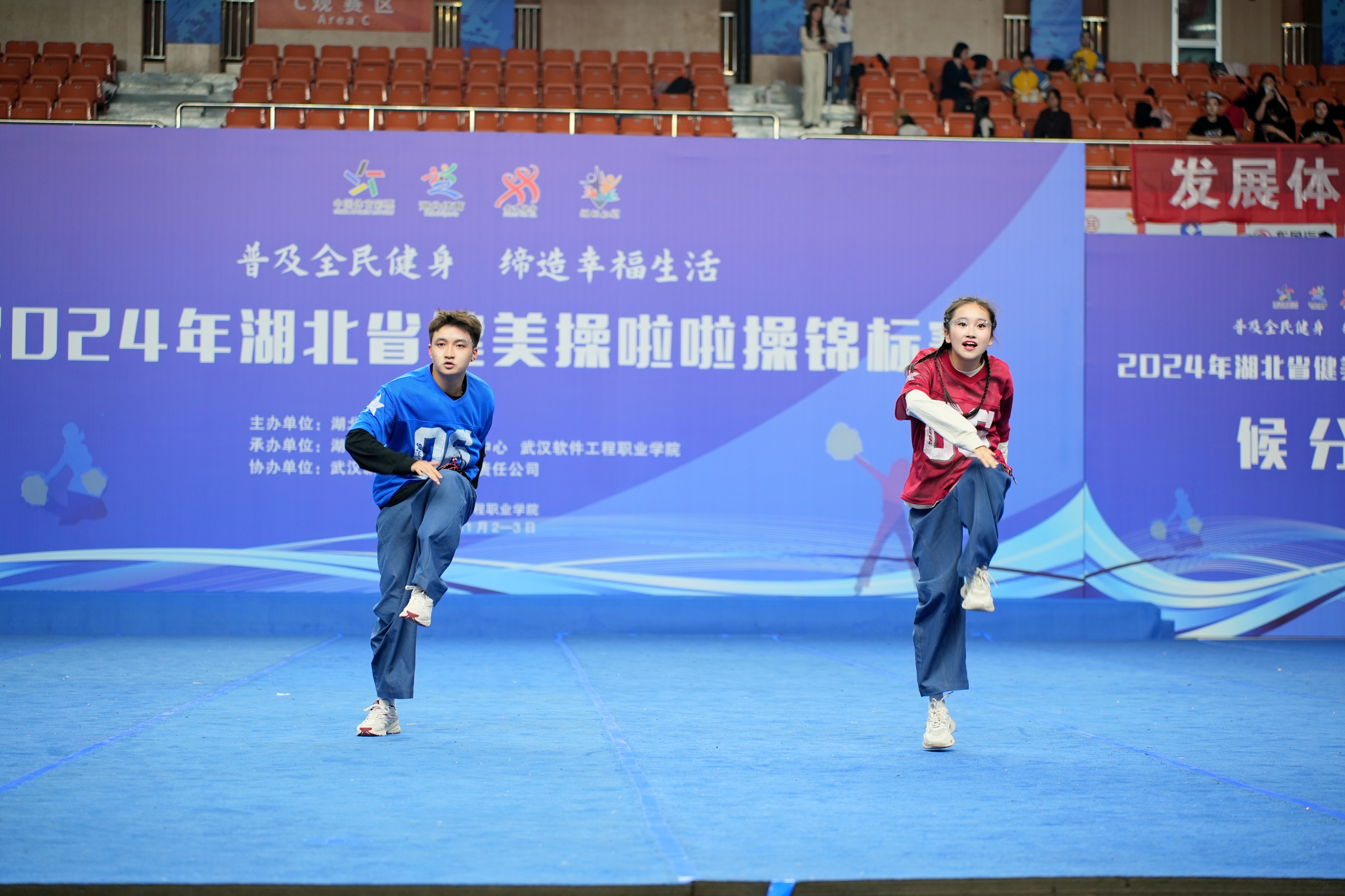 双人街舞比赛中邓博（男）、肖春雨（女）