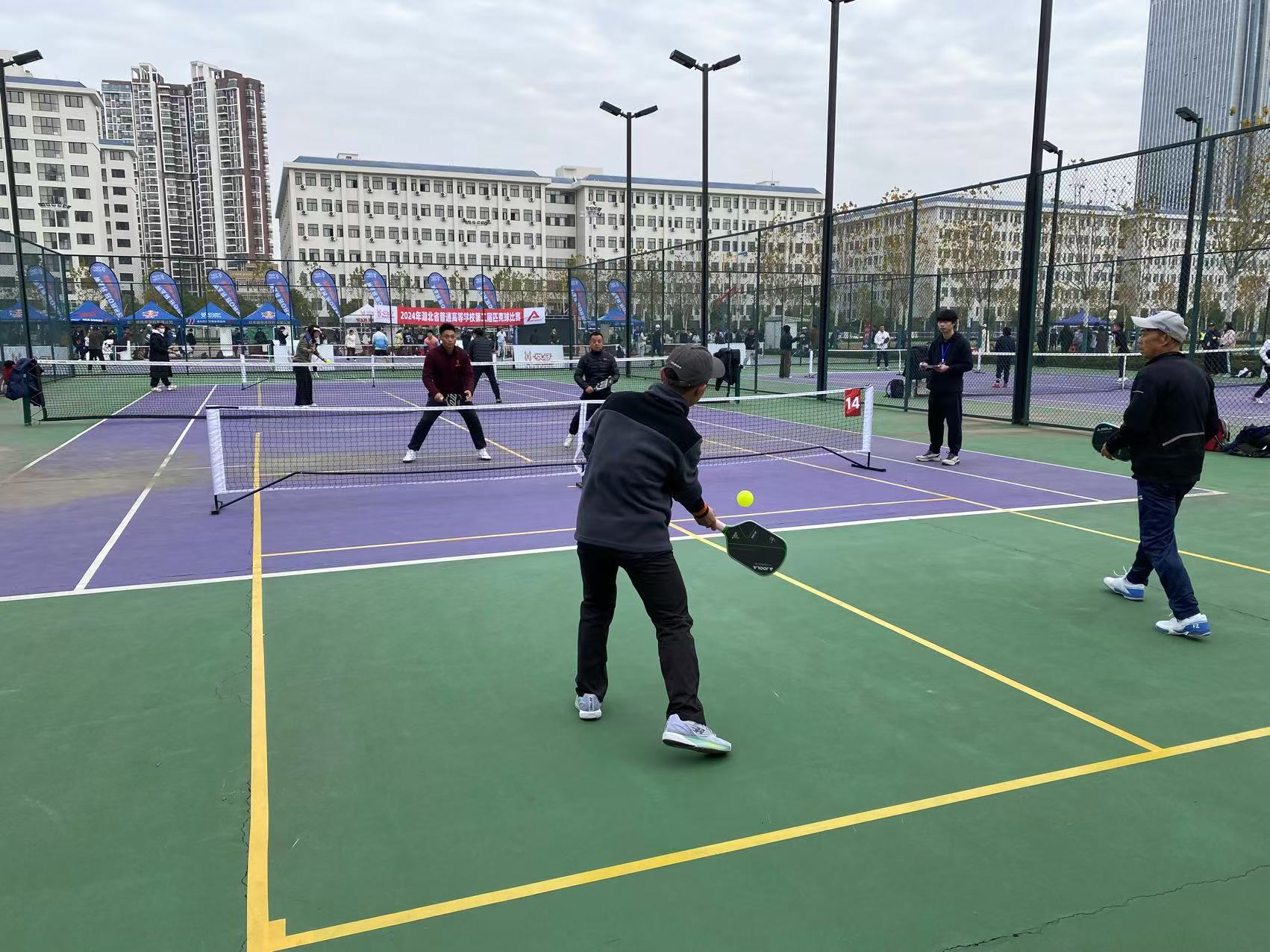 校教工队小组赛对手武汉城市职业学院比赛瞬间